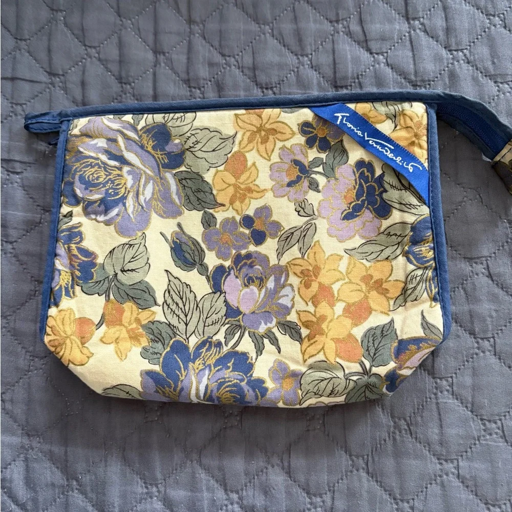 New Gloria Vanderbilt Floral Cosmetic Bag With New Laritzy Merlot Gel Lip Liner